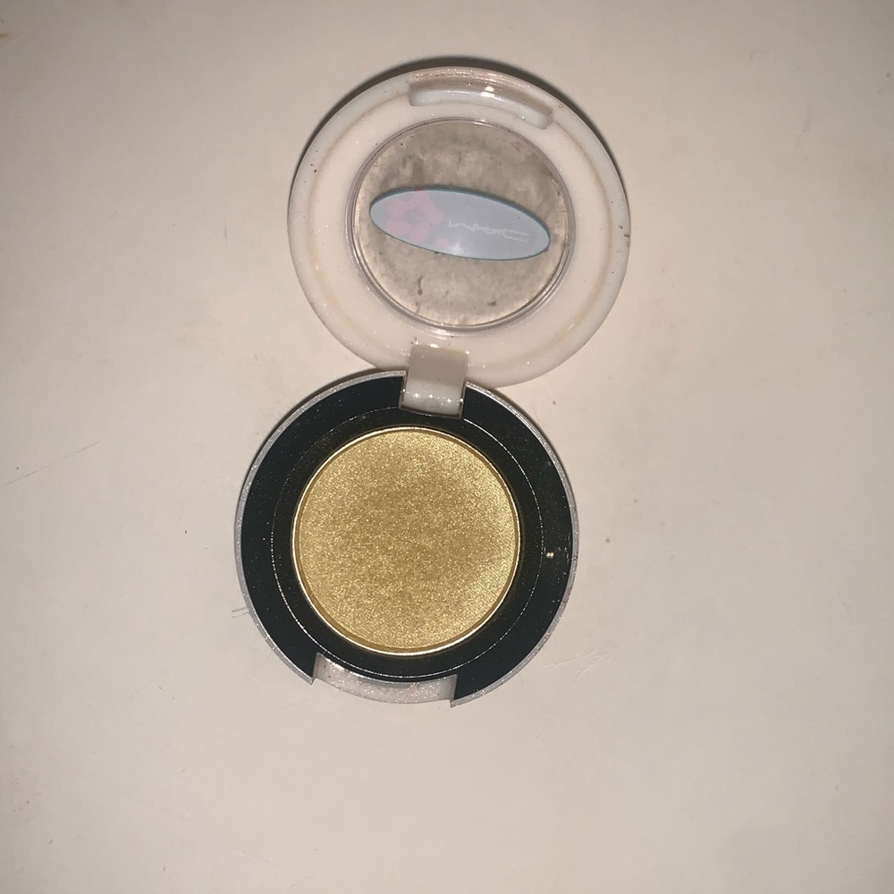 MAC Sun Blonde eyeshadow